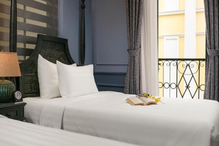 Phòng Premium Triple with Sea View Balcony